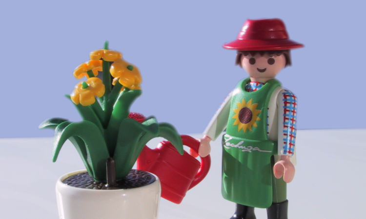 Playmobilfigur beim Blumengießen